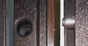 Противосъемные штыри на металлических дверях