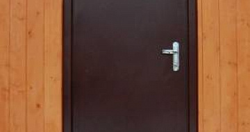 Выбор двери для установки в деревянном доме